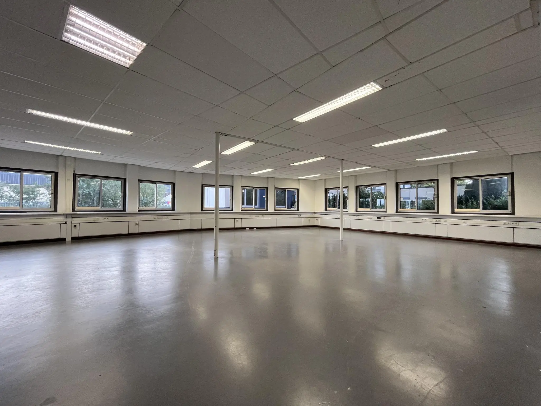 Leeg kantoorpand met systeemplafond, tl-verlichting en rondom ramen aan de 2e Daalsedijk.